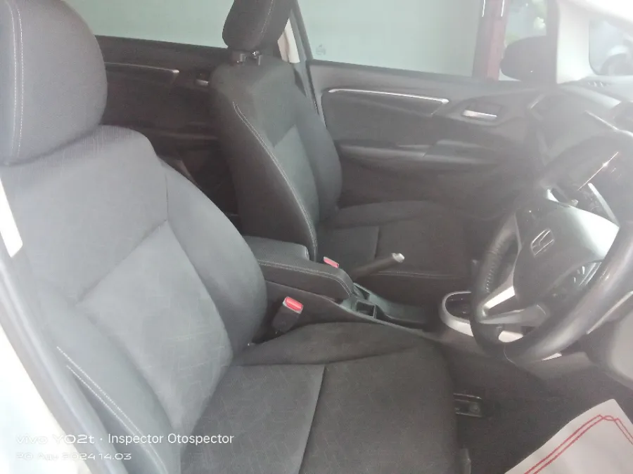 Foto Mobil Bekas Kabin Depan Honda Jazz 1.5 RS tahun 2017