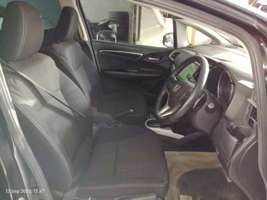 Foto Mobil Bekas Kabin Depan Honda Jazz 1.5 RS tahun 2017