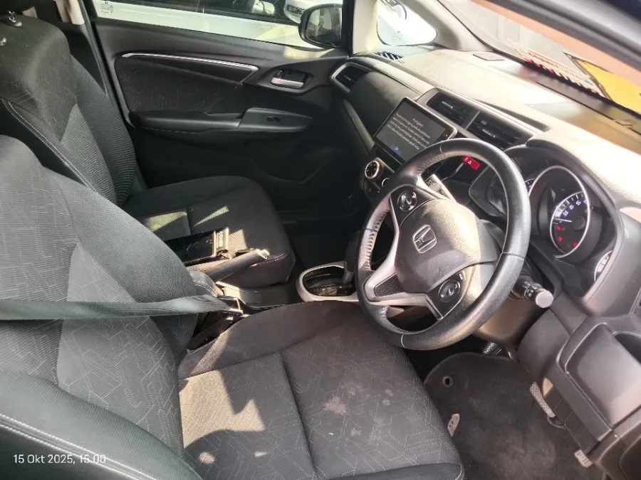 Foto Mobil Bekas Kabin Depan Honda Jazz 1.5 RS tahun 2017