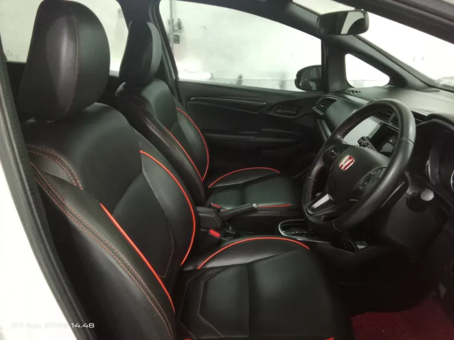 Foto Mobil Bekas Kabin Depan Honda Jazz 1.5 RS tahun 2017