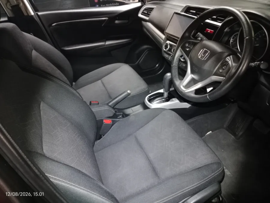 Foto Mobil Bekas Kabin Depan Honda Jazz 1.5 RS tahun 2017