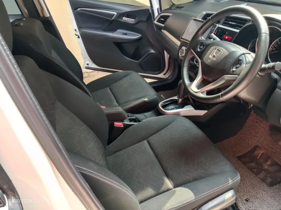 Foto Mobil Bekas Kabin Depan Honda Jazz 1.5 RS tahun 2017