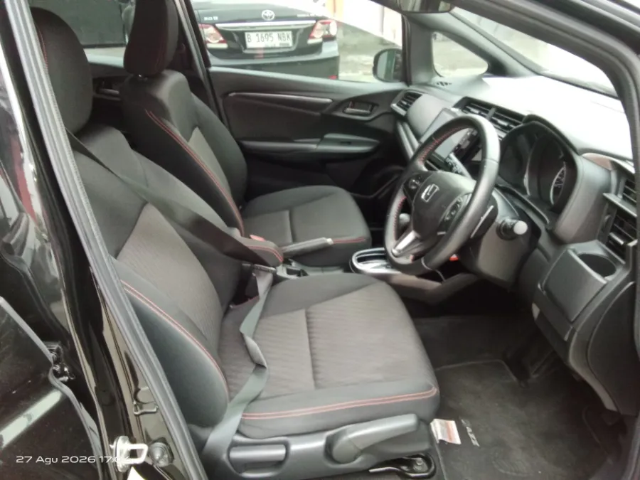 Foto Mobil Bekas Kabin Depan Honda Jazz 1.5 RS tahun 2017