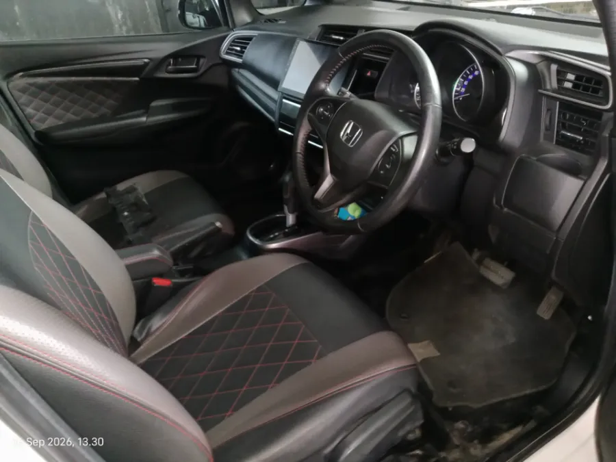 Foto Mobil Bekas Kabin Depan Honda Jazz 1.5 RS tahun 2017