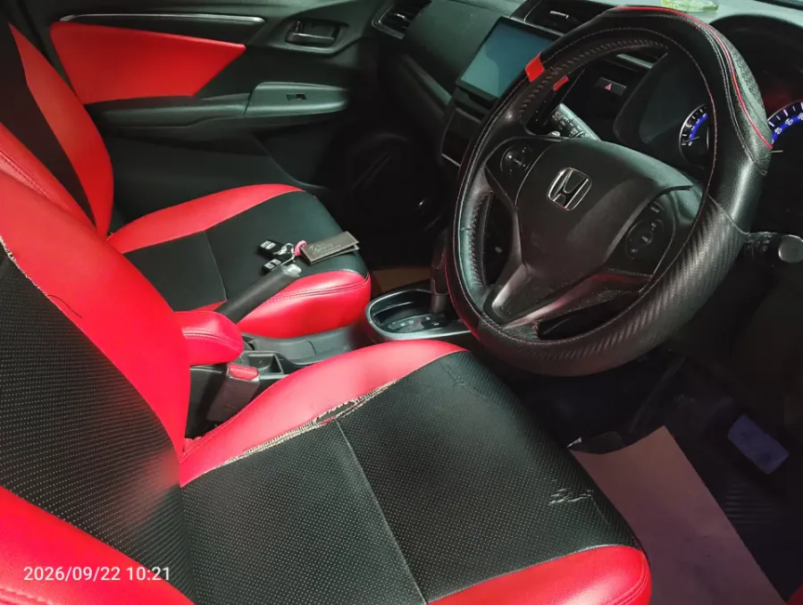 Foto Mobil Bekas Kabin Depan Honda Jazz 1.5 RS tahun 2017
