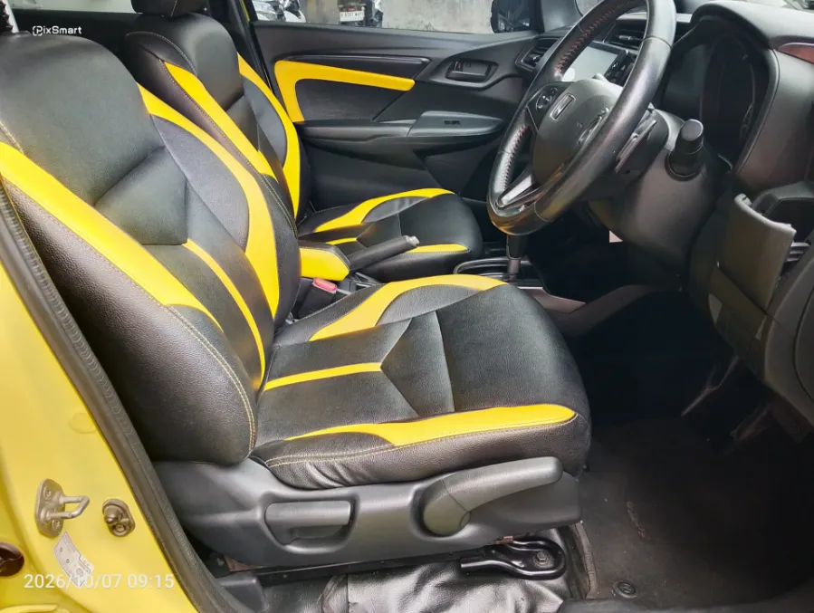 Foto Mobil Bekas Kabin Depan Honda Jazz 1.5 RS tahun 2017