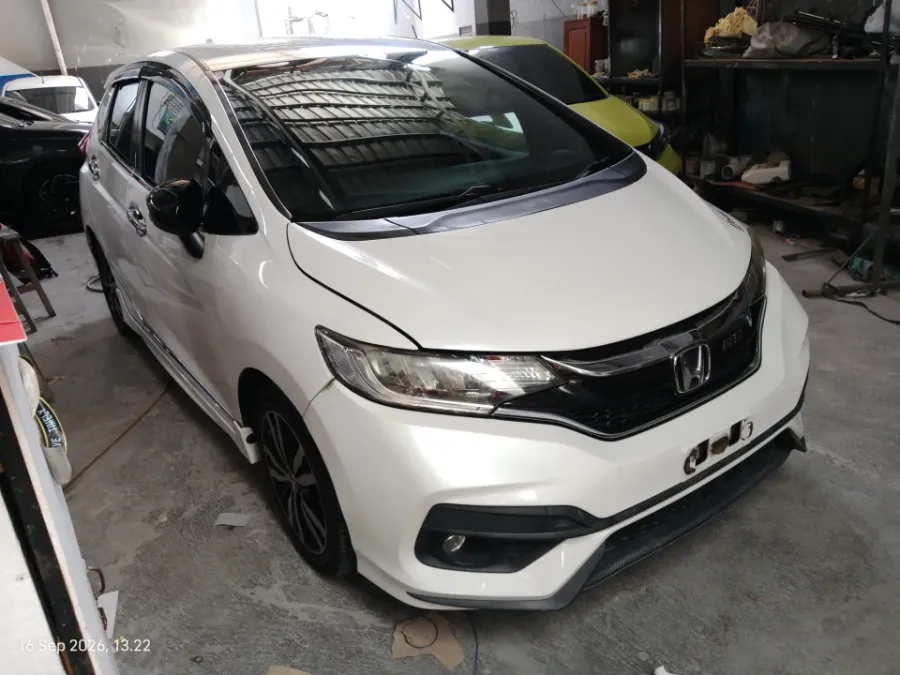 Foto Mobil Bekas Kanan Depan Honda Jazz 1.5 RS tahun 2017