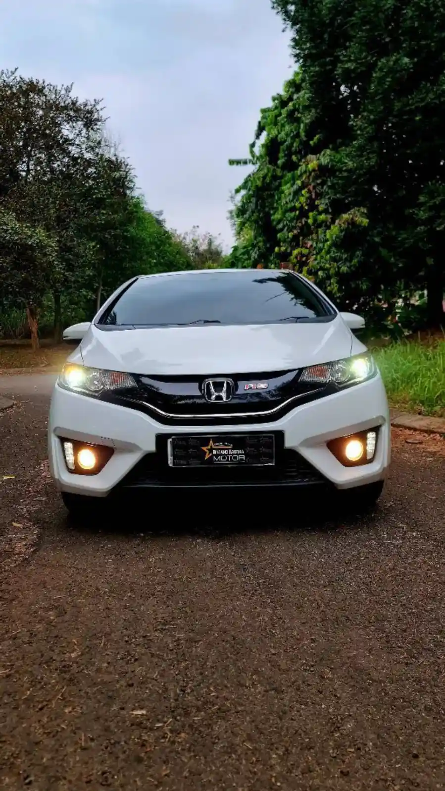 Foto Mobil Bekas Kiri Belakang Honda Jazz 1.5 RS tahun 2017