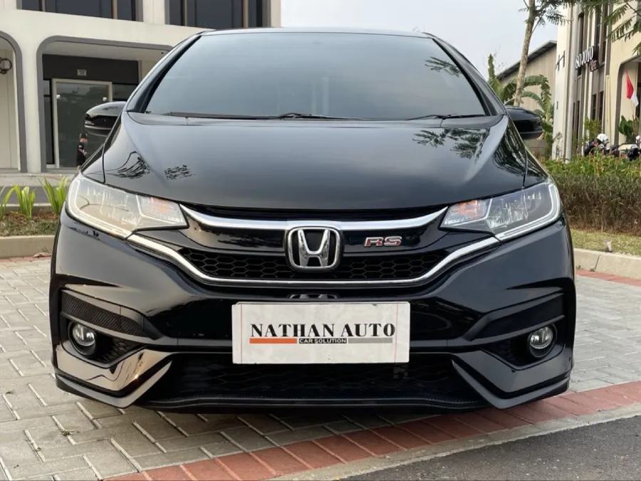 Foto Mobil Bekas Tampak Depan Honda Jazz 1.5 RS tahun 2017