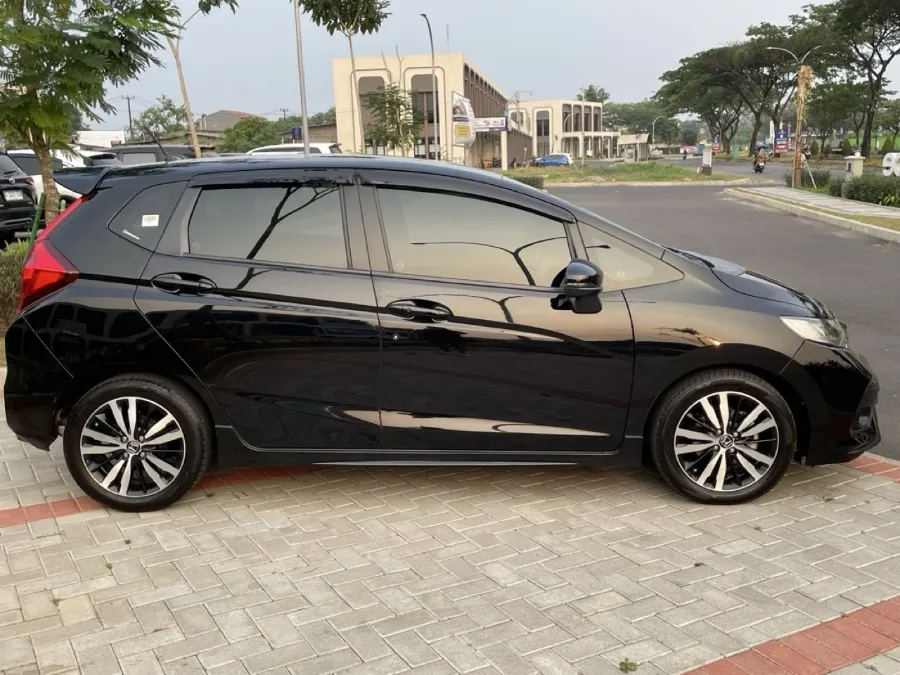 Foto Mobil Bekas Tampak Samping Honda Jazz 1.5 RS tahun 2017