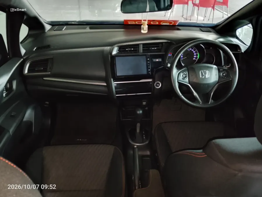 Foto Mobil Bekas Dashboard Honda Jazz 1.5 RS tahun 2018