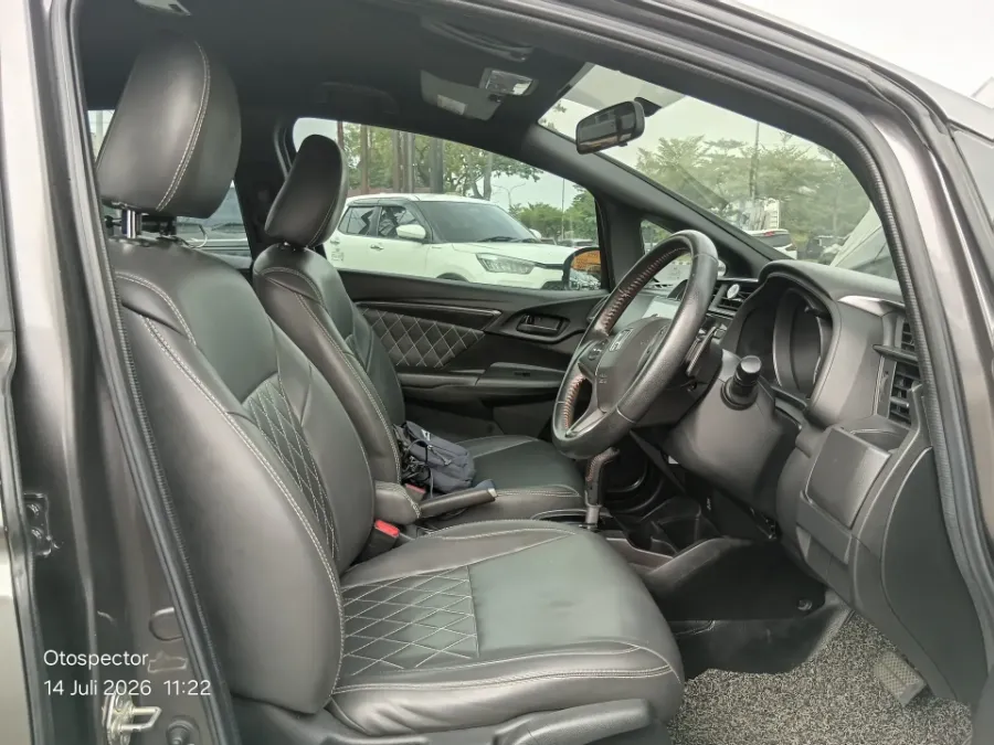 Foto Mobil Bekas Kabin Depan Honda Jazz 1.5 RS tahun 2018