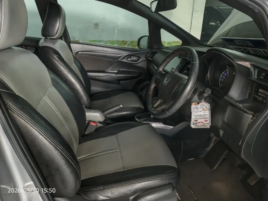 Foto Mobil Bekas Kabin Depan Honda Jazz 1.5 RS tahun 2018