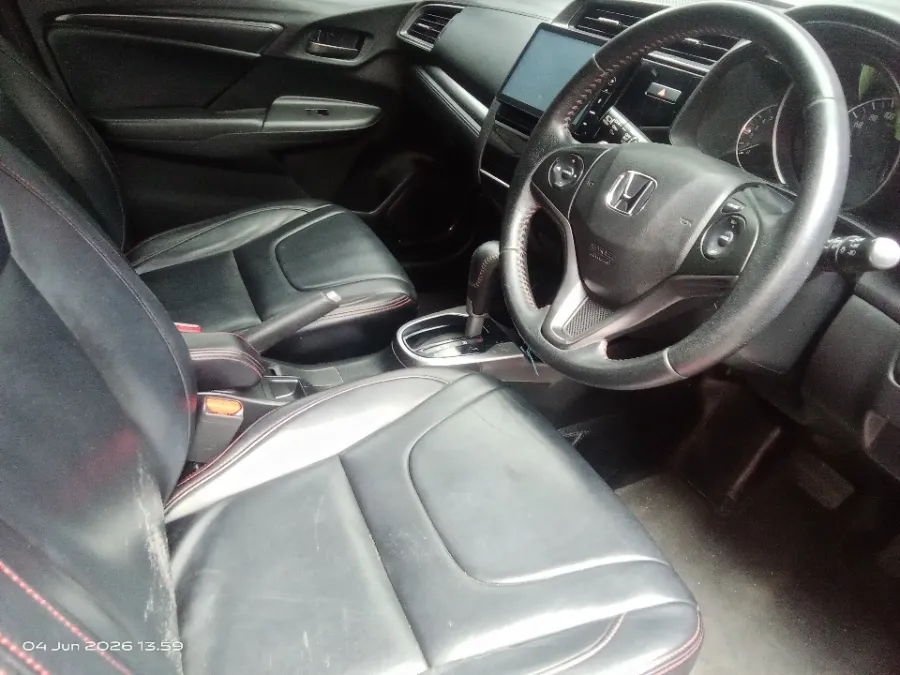 Foto Mobil Bekas Kabin Depan Honda Jazz 1.5 RS tahun 2018