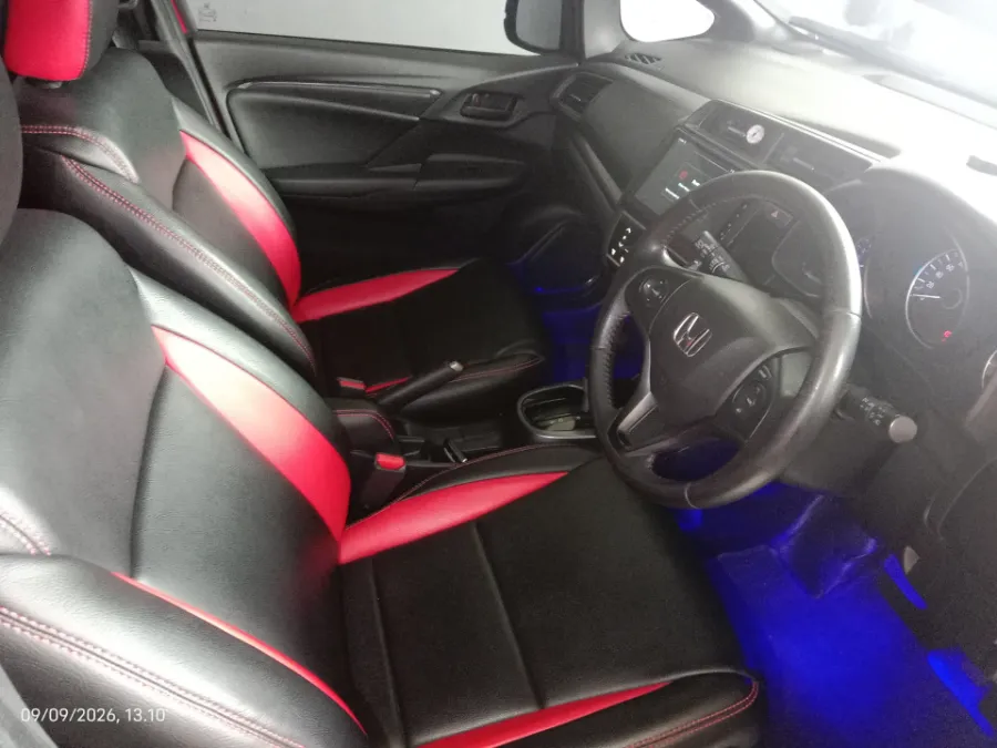 Foto Mobil Bekas Kabin Depan Honda Jazz 1.5 RS tahun 2018
