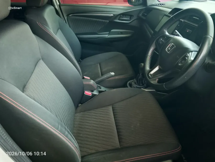 Foto Mobil Bekas Kabin Depan Honda Jazz 1.5 RS tahun 2018