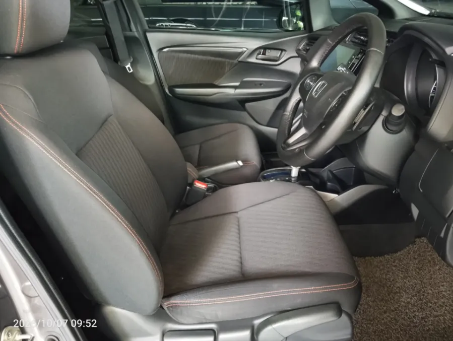 Foto Mobil Bekas Kabin Depan Honda Jazz 1.5 RS tahun 2018