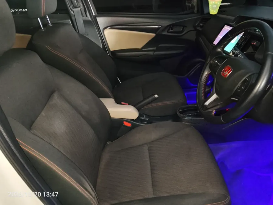 Foto Mobil Bekas Kabin Depan Honda Jazz 1.5 RS tahun 2018