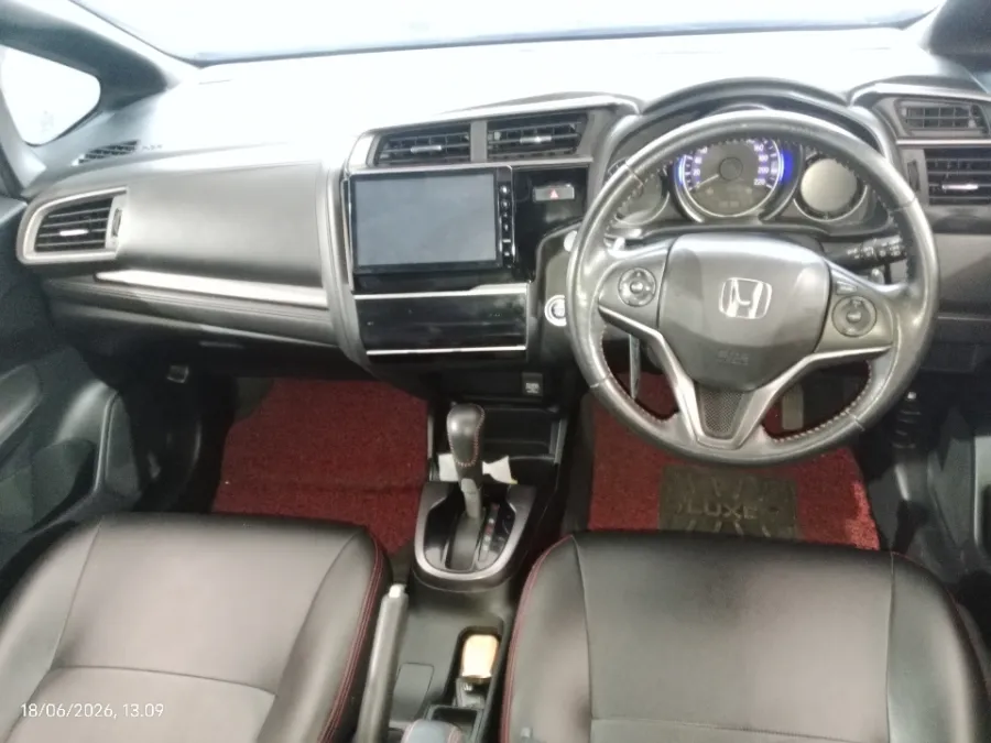 Foto Mobil Bekas Dashboard Honda Jazz 1.5 RS tahun 2019
