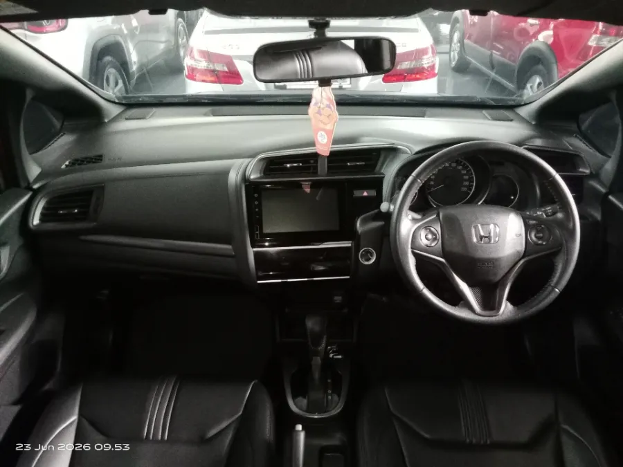 Foto Mobil Bekas Dashboard Honda Jazz 1.5 RS tahun 2019