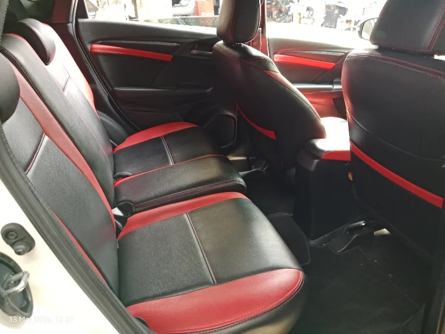 Foto Mobil Bekas Kabin Belakang Honda Jazz 1.5 RS tahun 2019