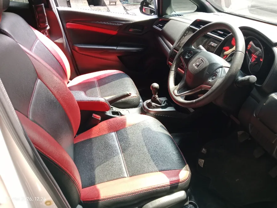 Foto Mobil Bekas Kabin Depan Honda Jazz 1.5 RS tahun 2019
