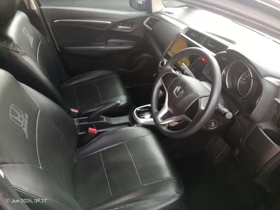 Foto Mobil Bekas Kabin Depan Honda Jazz 1.5 RS tahun 2019