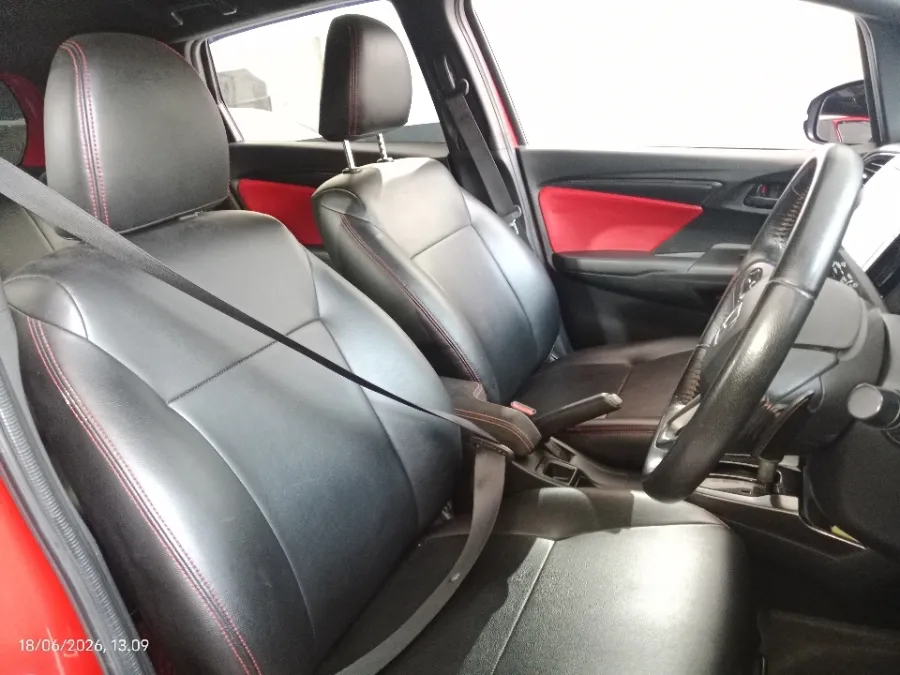 Foto Mobil Bekas Kabin Depan Honda Jazz 1.5 RS tahun 2019