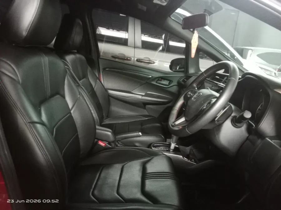 Foto Mobil Bekas Kabin Depan Honda Jazz 1.5 RS tahun 2019