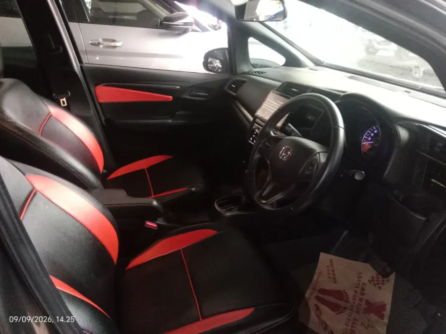 Foto Mobil Bekas Kabin Depan Honda Jazz 1.5 RS tahun 2019