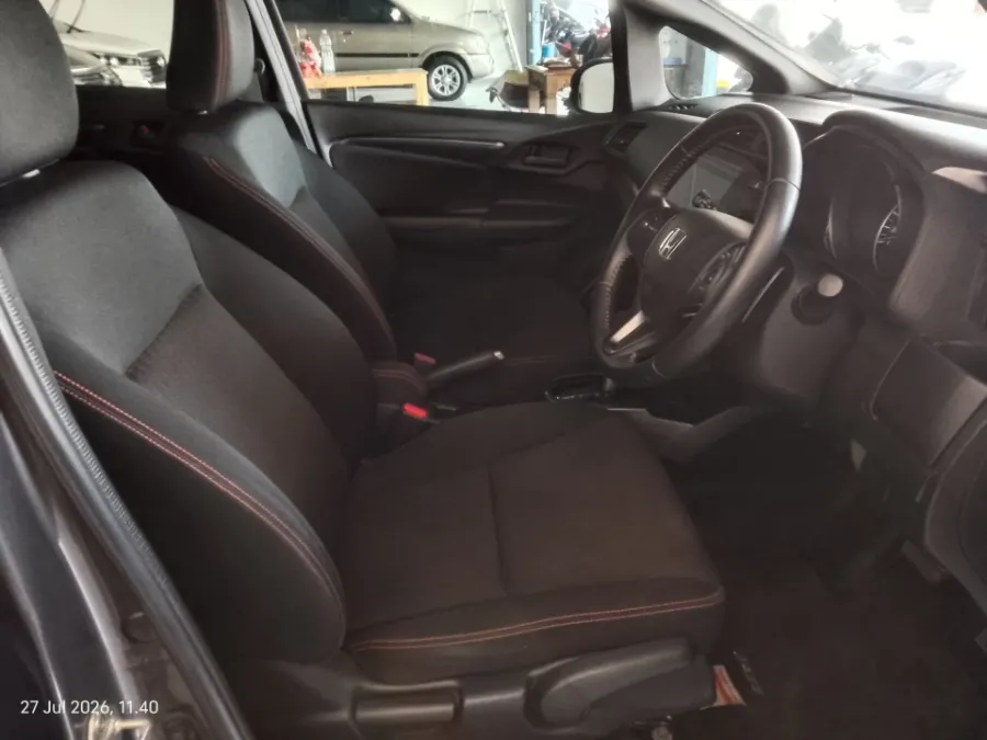 Foto Mobil Bekas Kabin Depan Honda Jazz 1.5 RS tahun 2019