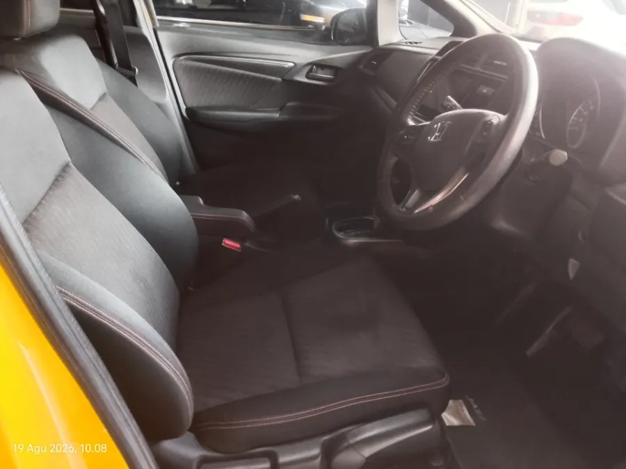 Foto Mobil Bekas Kabin Depan Honda Jazz 1.5 RS tahun 2019