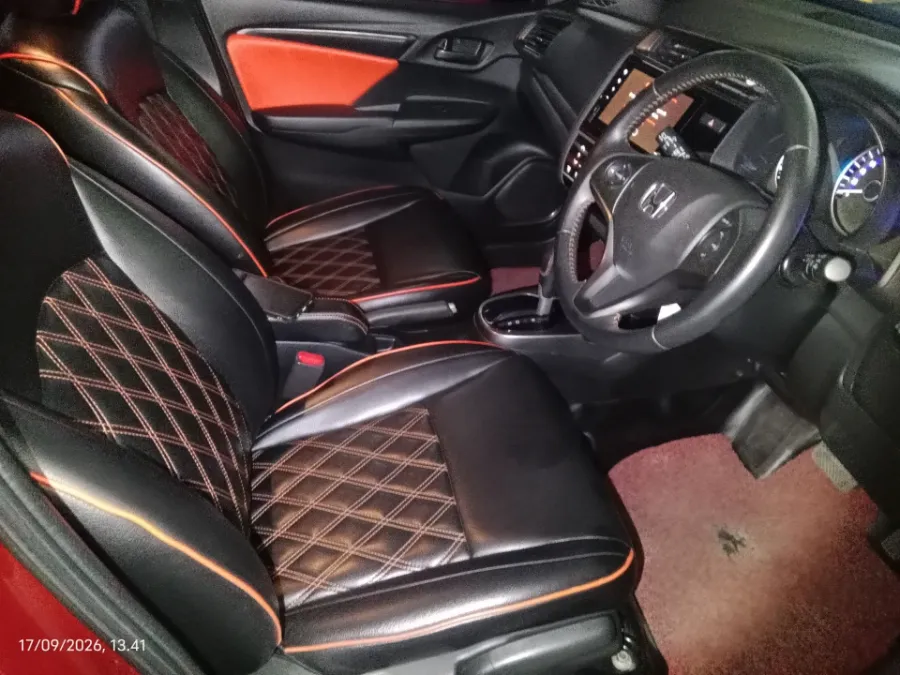 Foto Mobil Bekas Kabin Depan Honda Jazz 1.5 RS tahun 2019