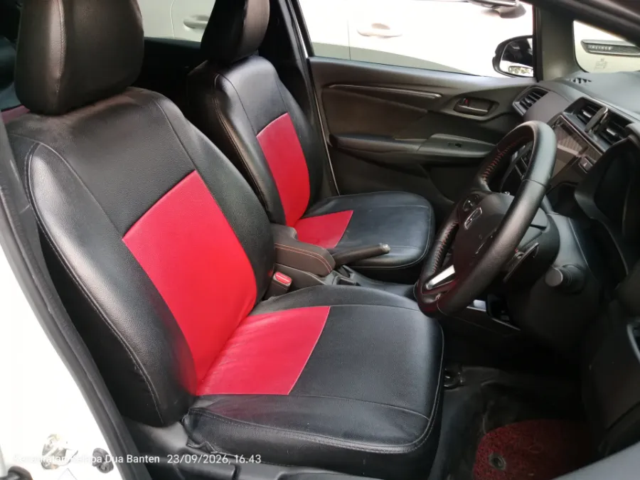 Foto Mobil Bekas Kabin Depan Honda Jazz 1.5 RS tahun 2019