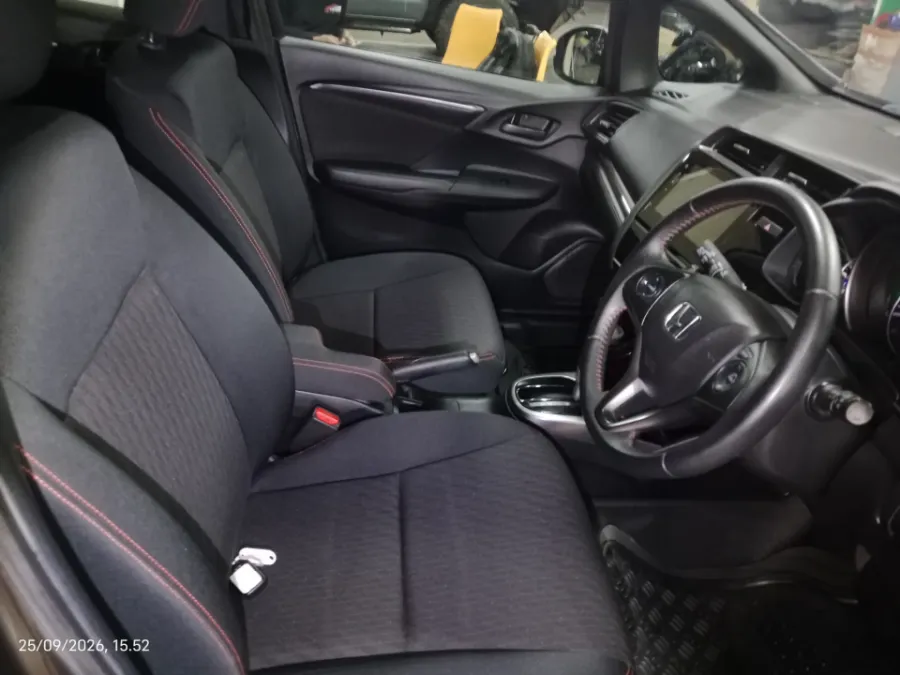 Foto Mobil Bekas Kabin Depan Honda Jazz 1.5 RS tahun 2019