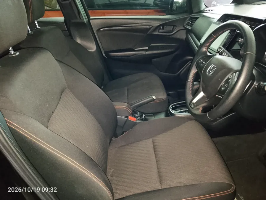 Foto Mobil Bekas Kabin Depan Honda Jazz 1.5 RS tahun 2019