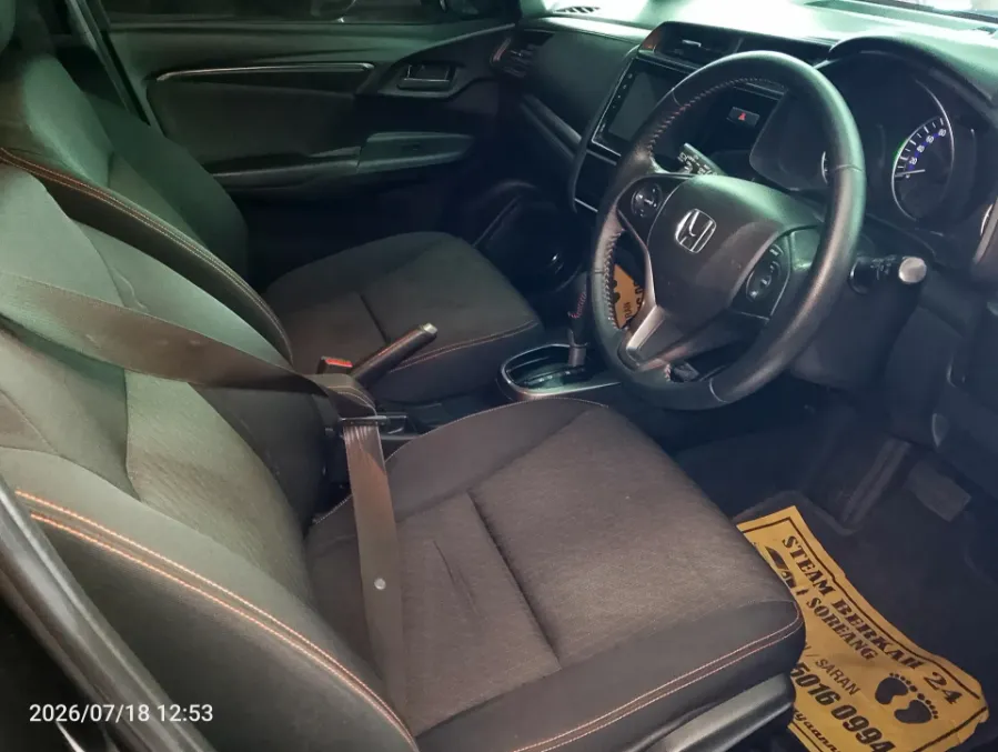Foto Mobil Bekas Kabin Depan Honda Jazz 1.5 RS tahun 2020