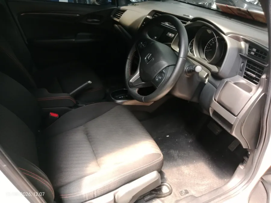 Foto Mobil Bekas Kabin Depan Honda Jazz 1.5 RS tahun 2020
