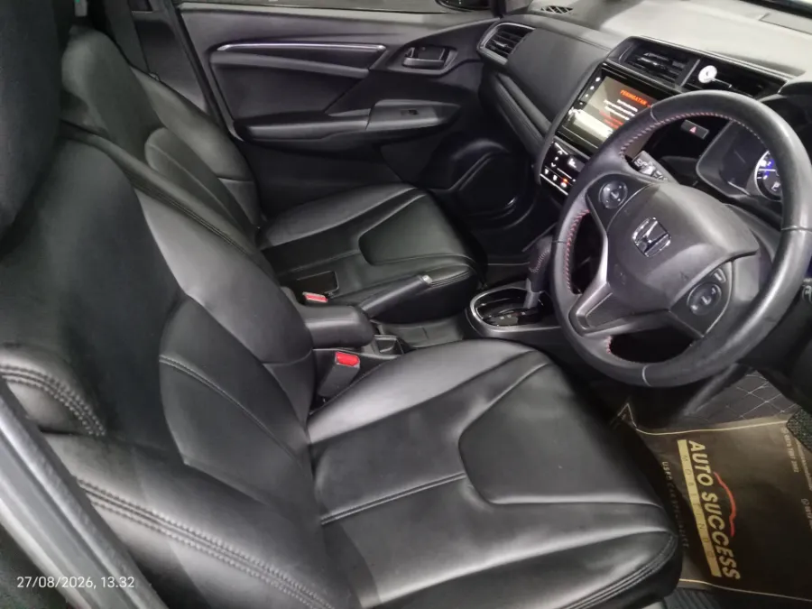 Foto Mobil Bekas Kabin Depan Honda Jazz 1.5 RS tahun 2020