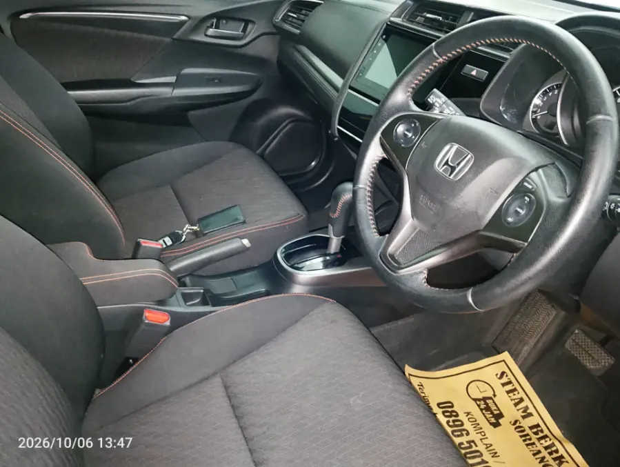 Foto Mobil Bekas Kabin Depan Honda Jazz 1.5 RS tahun 2020