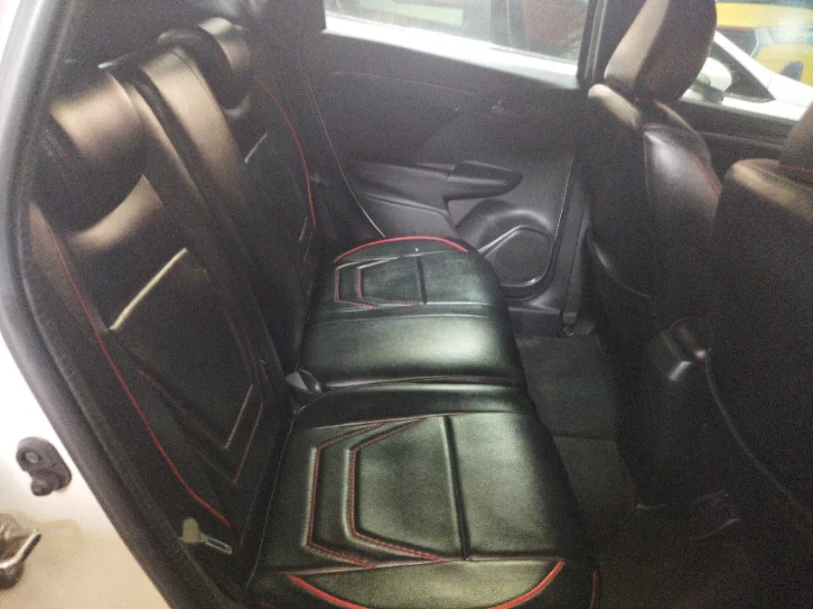 Foto Mobil Bekas Kabin Belakang Honda Jazz 1.5 RS tahun 2021