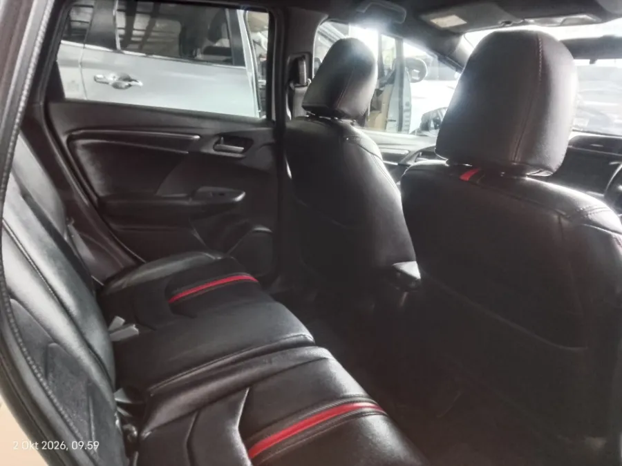 Foto Mobil Bekas Kabin Belakang Honda Jazz 1.5 RS tahun 2021