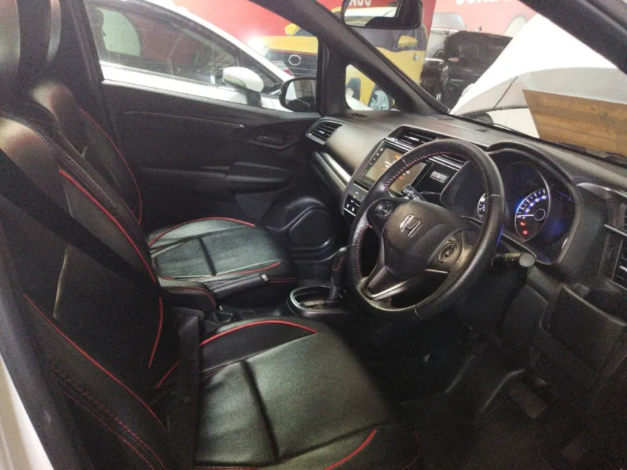 Foto Mobil Bekas Kabin Depan Honda Jazz 1.5 RS tahun 2021