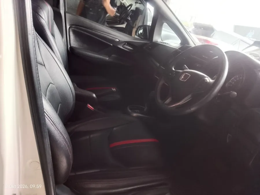Foto Mobil Bekas Kabin Depan Honda Jazz 1.5 RS tahun 2021