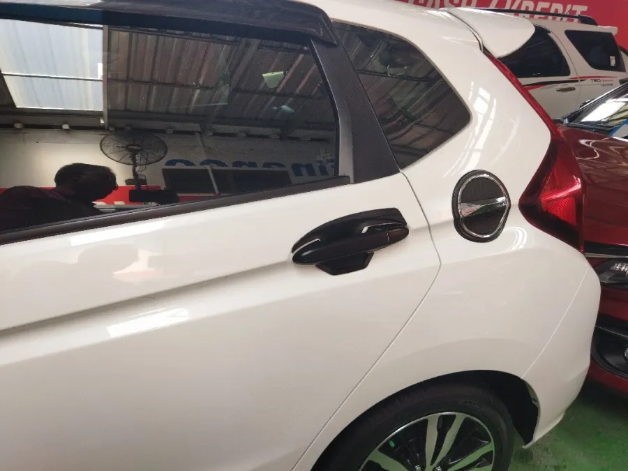 Foto Mobil Bekas Kiri Belakang Honda Jazz 1.5 RS tahun 2021