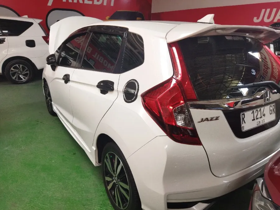 Foto Mobil Bekas Tampak Samping Honda Jazz 1.5 RS tahun 2021