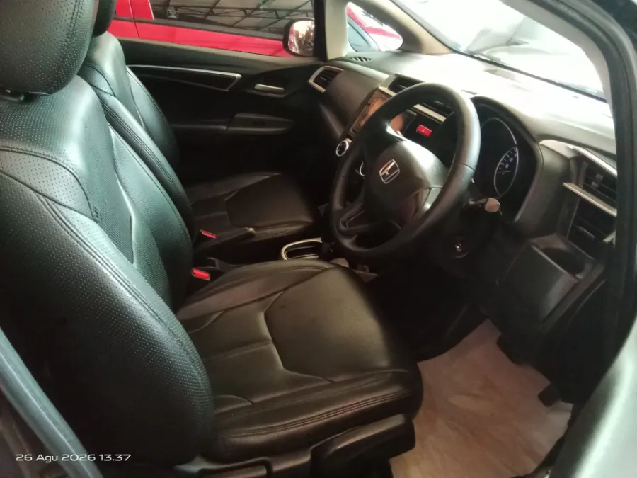 Foto Mobil Bekas Kabin Depan Honda Jazz 1.5 S tahun 2016