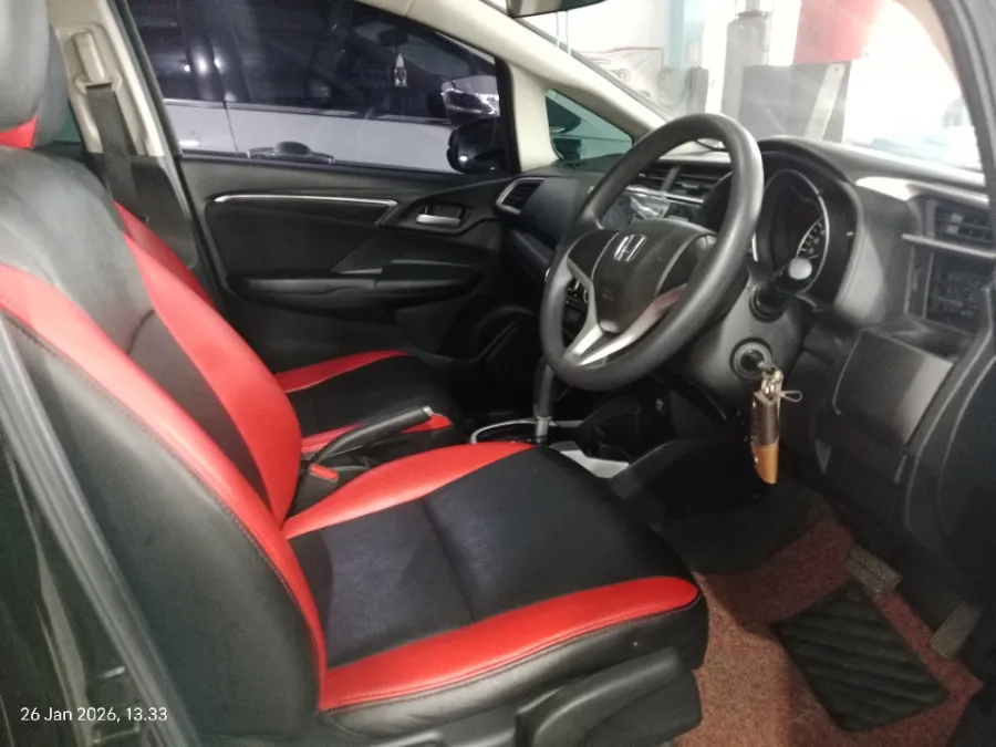 Foto Mobil Bekas Kabin Depan Honda Jazz 1.5 S tahun 2018