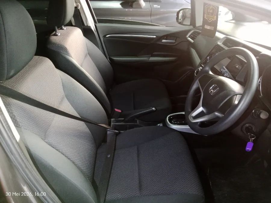 Foto Mobil Bekas Kabin Depan Honda Jazz 1.5 S tahun 2019