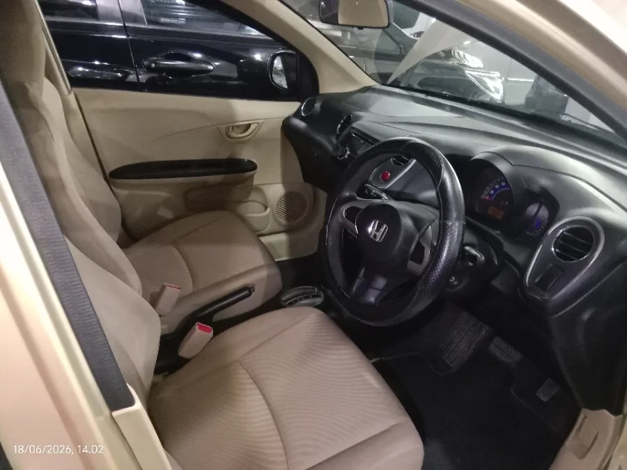 Foto Mobil Bekas Kabin Depan Honda Mobilio 1.5 E tahun 2014
